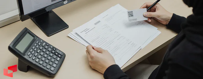 تصویر نمای داخلی صرافی شیراز با مشتریان در حال انجام معاملات ارزی