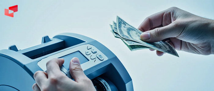 مشتریان در حال استفاده از خدمات صرافی ارومیه