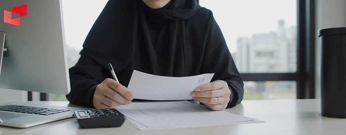 کارمندان صرافی مشهد در حال ارائه خدمات