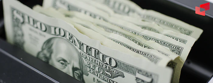 ملاقات مشتری با صرافی در زاهدان برای تبدیل ریال به دلار