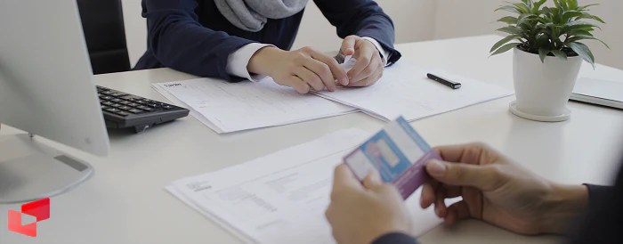 تصویر نمای داخلی صرافی کرج با مشتریانی که در حال معامله ارز هستند