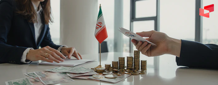 مدیر صرافی کرج در حال مشاوره به مشتریان درباره نرخ ارز