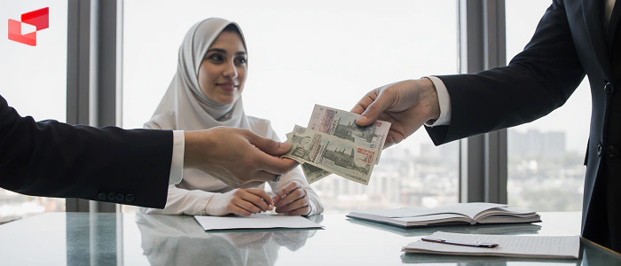 فضای داخلی صرافی های قزوین با میز پذیرش و اسکناس‌های مرتب